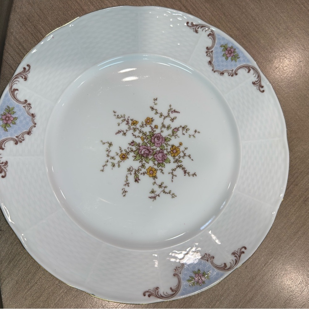 Baum Brothers Thurn Vignette made in Czechoslovakia
10 1/4 Dinner Plate Porcelin